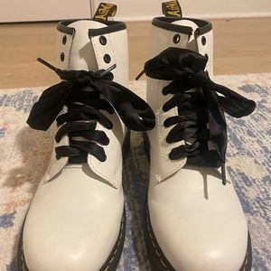 DR MARTENS WHITE LACE UP BOOTS